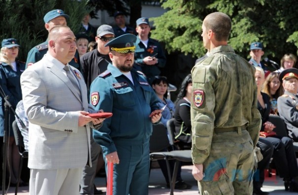 Глава ЛНР поздравил сотрудников МВД Республики с Днем Победы и вручил краповые береты Глава ЛНР поздравил сотрудников МВД Республики с Днем Победы и вручил краповые береты