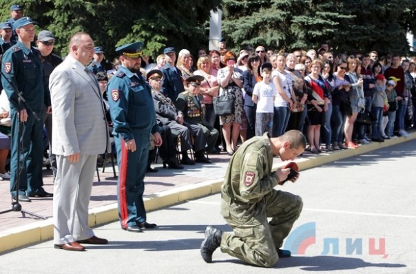 Глава ЛНР поздравил сотрудников МВД Республики с Днем Победы и вручил краповые береты Глава ЛНР поздравил сотрудников МВД Республики с Днем Победы и вручил краповые береты