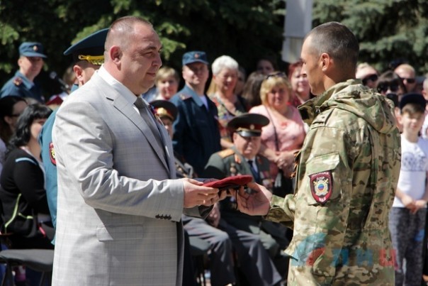 Глава ЛНР поздравил сотрудников МВД Республики с Днем Победы и вручил краповые береты Глава ЛНР поздравил сотрудников МВД Республики с Днем Победы и вручил краповые береты