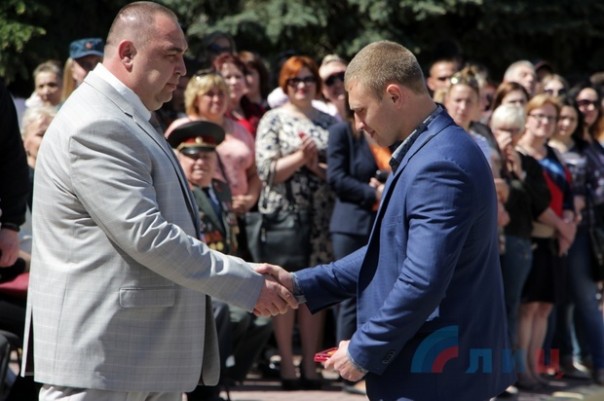 Глава ЛНР поздравил сотрудников МВД Республики с Днем Победы и вручил краповые береты Глава ЛНР поздравил сотрудников МВД Республики с Днем Победы и вручил краповые береты