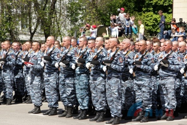 Глава ЛНР поздравил сотрудников МВД Республики с Днем Победы и вручил краповые береты Глава ЛНР поздравил сотрудников МВД Республики с Днем Победы и вручил краповые береты