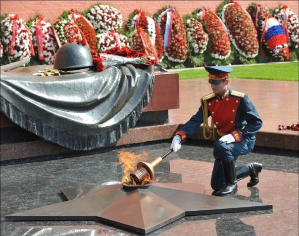 Церемония к 50-летию зажжения Вечного огня на Могиле Неизвестного Солдата