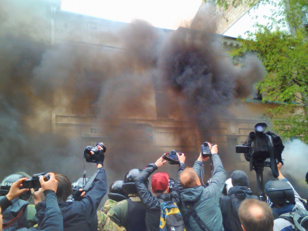 Украинские националисты закидали дымовыми шашками участников акций ко Дню Победы