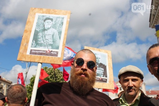 В Запорожье на "Бессмертный полк" принесли портреты героев "Игры престолов"