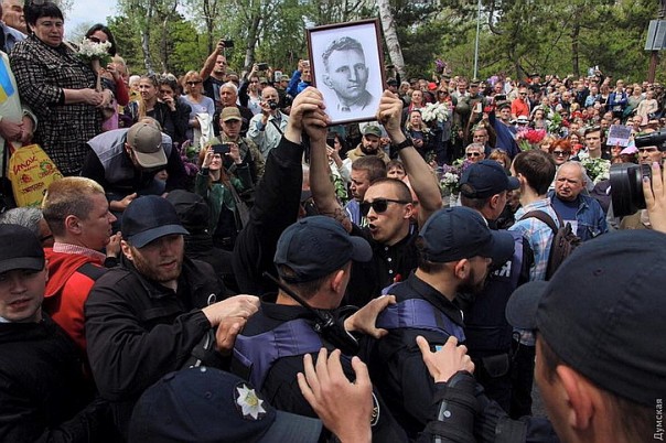 В Одессе нацист получил по щам за портрет Шухевича