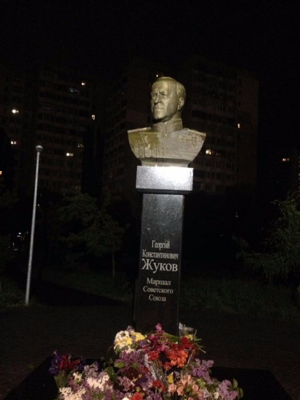 Украинские "патриоты" осквернили в Одессе очередной памятник маршалу Жукову Украинские "патриоты" осквернили в Одессе очередной памятник маршалу Жукову