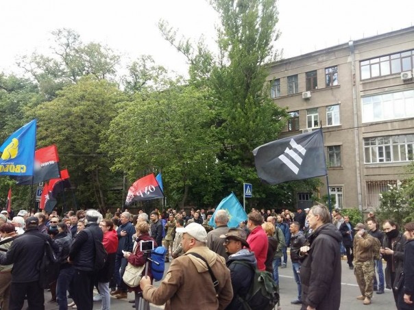 Неонацисты под зданием МВД Украины требуют отставки Авакова