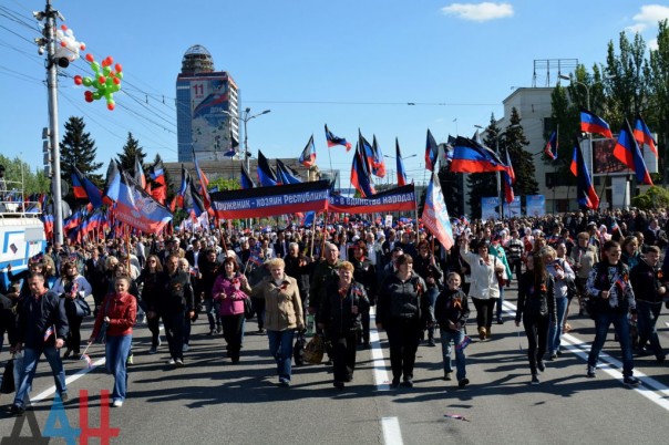 "Всё будет ДНР!" - Донецк празднует годовщину референдума