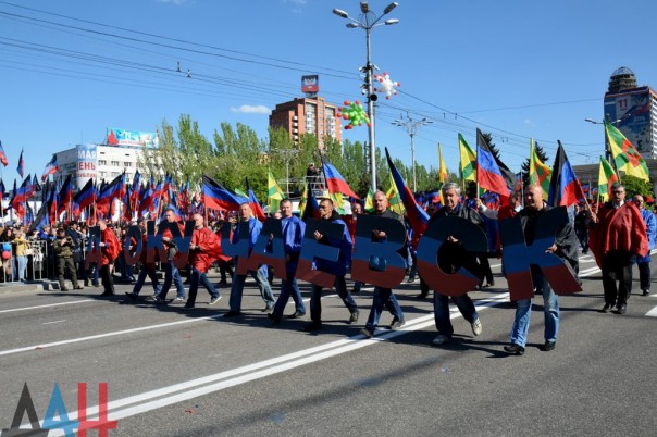 "Всё будет ДНР!" - Донецк празднует годовщину референдума