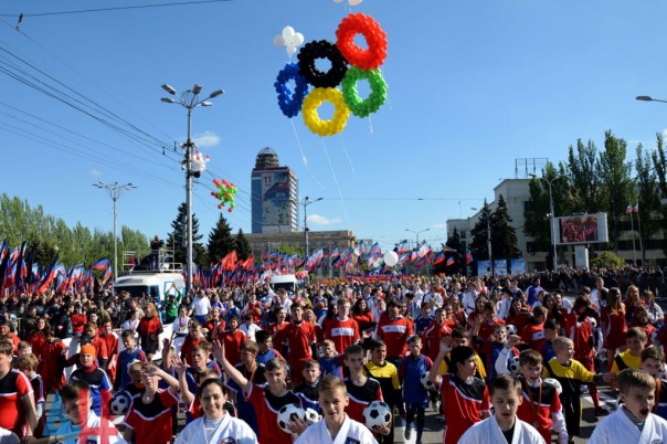 "Всё будет ДНР!" - Донецк празднует годовщину референдума