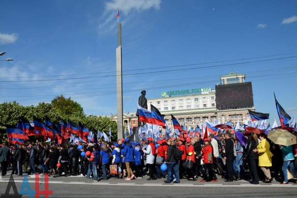 "Всё будет ДНР!" - Донецк празднует годовщину референдума