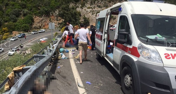 Туристический автобус упал с обрыва в Турции, погибли более 20 человек Туристический автобус упал с обрыва в Турции, погибли более 20 человек