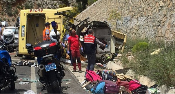 Туристический автобус упал с обрыва в Турции, погибли более 20 человек Туристический автобус упал с обрыва в Турции, погибли более 20 человек