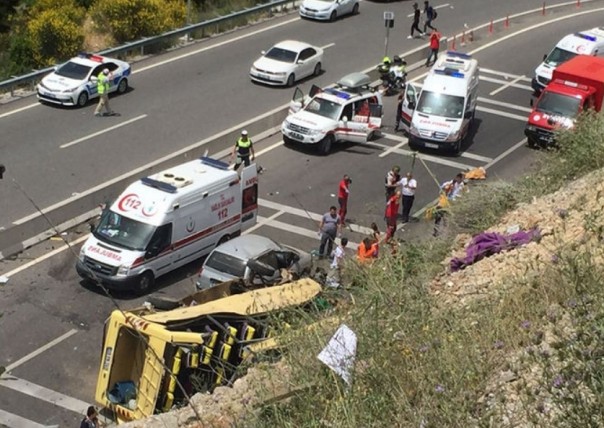 Туристический автобус упал с обрыва в Турции, погибли более 20 человек