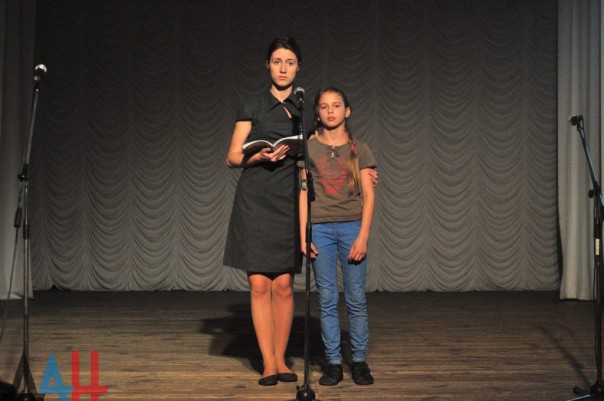 Юные артисты презентовали в Донецке книгу воспоминаний детей ДНР о войне в Донбассе Юные артисты презентовали в Донецке книгу воспоминаний детей ДНР о войне в Донбассе