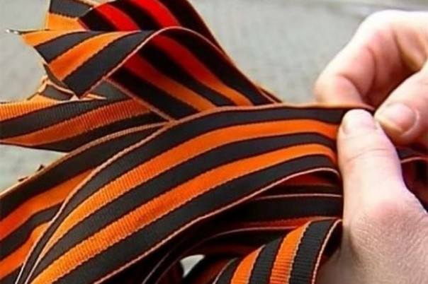 На Украине официально запретили георгиевскую ленту — за нее будут штрафовать и сажать на 15 суток