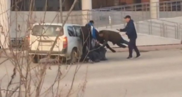 Драка с наездом: машина въехала в разъяренную толпу