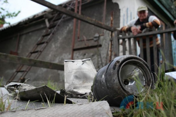 Сводка от НМ ЛНР 17 мая 2017. Укрофашисты обстреляли из ПТУРа в жилой дом семьи пенсионеров в пос Фрунзе