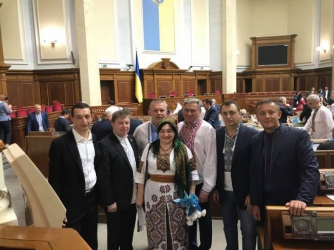 Кто сказал, что вышиванка это атрибут достоинства?