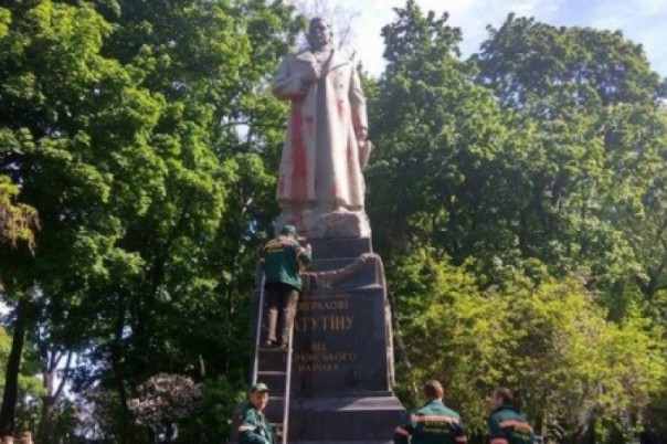 В Киеве отмыли испоганенный нацистами памятник генералу Ватутину