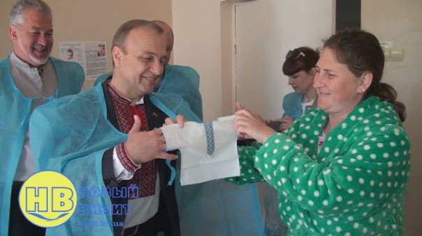 Херсонское начальство обеспечило роддома вышиванками для новорожденных Херсонское начальство обеспечило роддома вышиванками для новорожденных