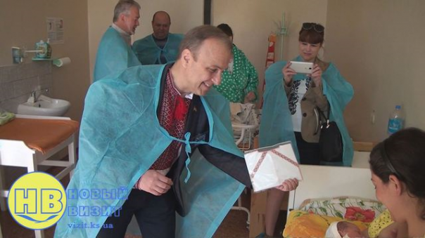 Херсонское начальство обеспечило роддома вышиванками для новорожденных Херсонское начальство обеспечило роддома вышиванками для новорожденных