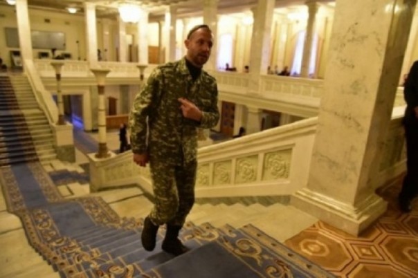 Революция бьет онижедетей: кашевар Майдана Гаврилюк отлупил журналиста прямо в Раде Революция бьет онижедетей: кашевар Майдана Гаврилюк отлупил журналиста прямо в Раде