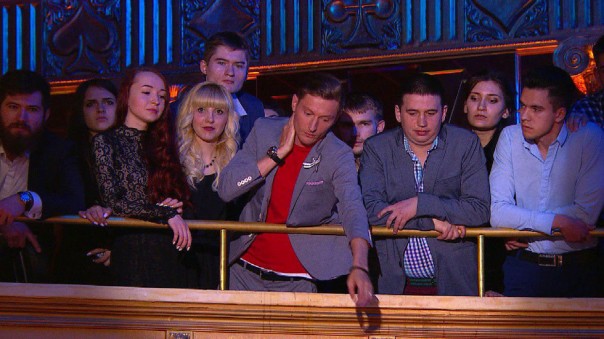 Павел Воля шокировал зрителей Comedy Club, рухнув со второго этажа — видео
