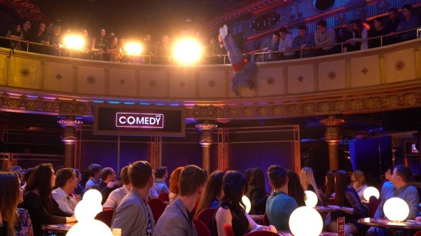 Павел Воля шокировал зрителей Comedy Club, рухнув со второго этажа — видео