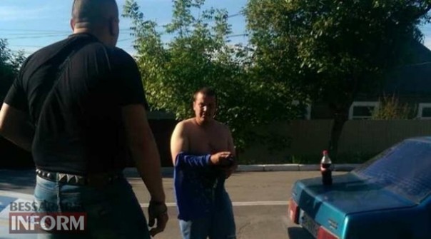 В Одесской области хрюмберг из АТЫ накинулся на мужчину в футболке с Путиным В Одесской области хрюмберг из АТЫ накинулся на мужчину в футболке с Путиным