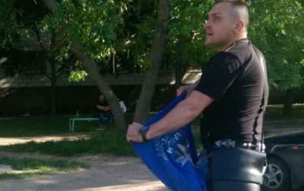 В Одесской области хрюмберг из АТЫ накинулся на мужчину в футболке с Путиным В Одесской области хрюмберг из АТЫ накинулся на мужчину в футболке с Путиным