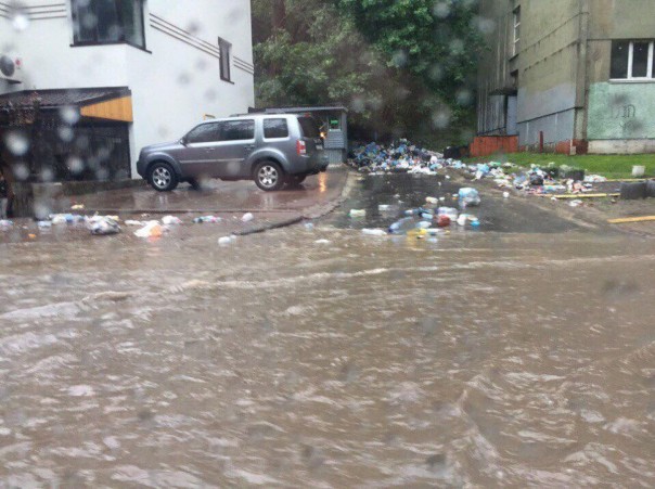 Львов затопило после сильнейшего ливня. Гиднисть поплыла по львовским улицам. Львов затопило после сильнейшего ливня. Гиднисть поплыла по львовским улицам.