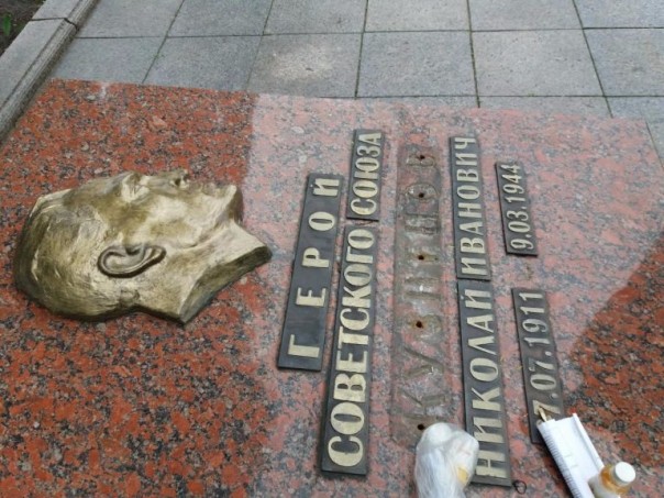 Настоящий подвиг: львовские студенты восстановили памятник легендарному советскому разведчику Кузнецову Настоящий подвиг: львовские студенты восстановили памятник легендарному советскому разведчику Кузнецову