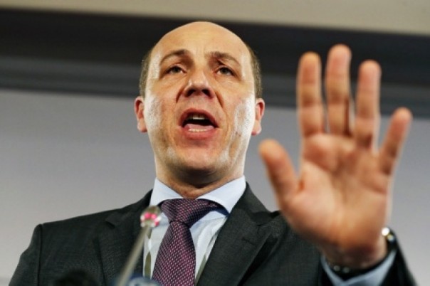 Парубий демонстративно подписал два русофобских закона