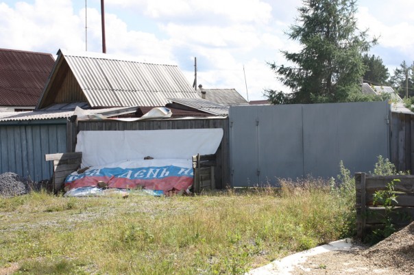 Депутат, укрывший навоз российским триколором: "Да это раскраска, а не флаг!"