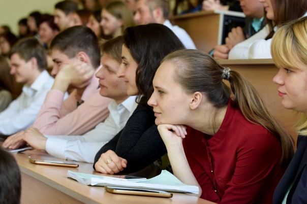 Глава республики провел встречу со студентами ЛГАКИ им. М. Матусовского Глава республики провел встречу со студентами ЛГАКИ им. М. Матусовского