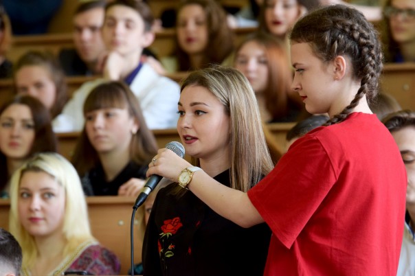 Глава республики провел встречу со студентами ЛГАКИ им. М. Матусовского Глава республики провел встречу со студентами ЛГАКИ им. М. Матусовского