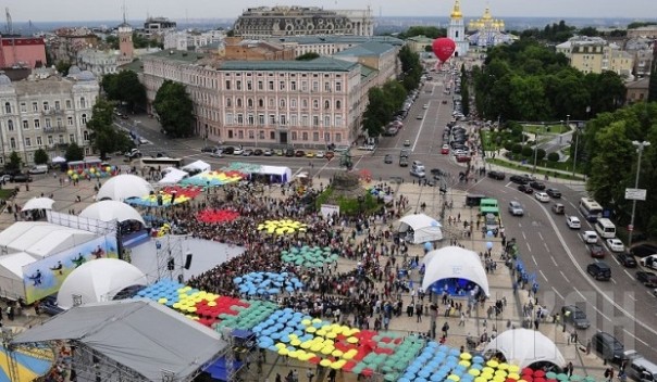 Как выглядит день города курильщика: В Киеве исполнили песню «Вступим в НАТО москалям назло» и прошёл парад сектантов