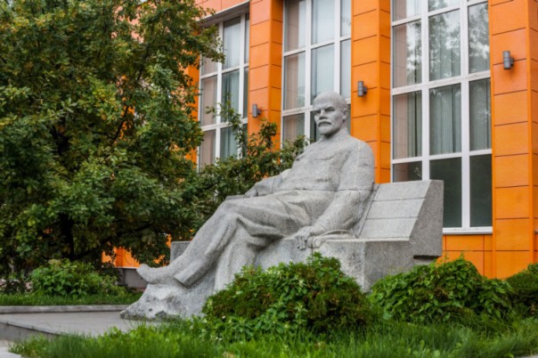 Пока на Украине открывают туалеты... Пока на Украине открывают туалеты...