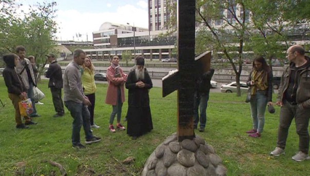 Вандалы изрубили и сожгли крест у Андроникова монастыря в Москве