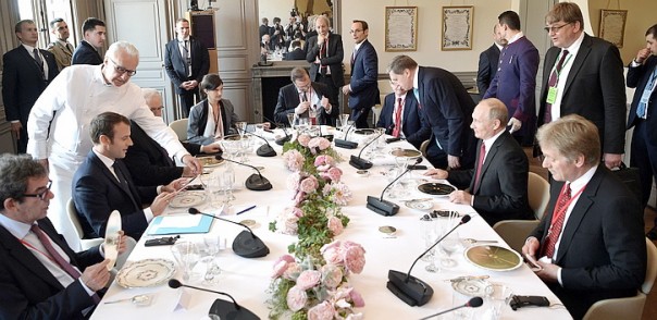 Путин пошутил что в окружении Макрона очень много шпионов и ответил на вопрос о русских хакерах