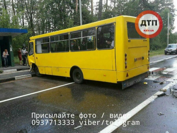 В Киеве «Ауди» на скорости протаранил маршрутку с людьми на пешеходном переходе — 10 жертв