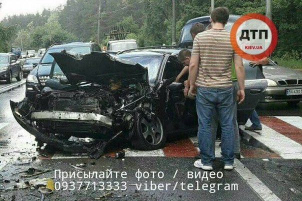 В Киеве «Ауди» на скорости протаранил маршрутку с людьми на пешеходном переходе — 10 жертв