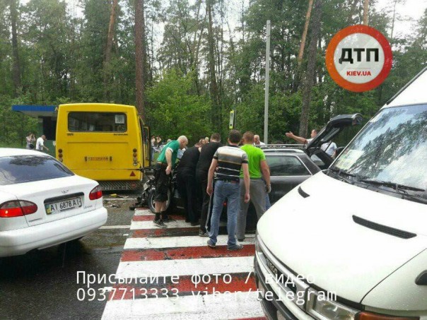 В Киеве «Ауди» на скорости протаранил маршрутку с людьми на пешеходном переходе — 10 жертв