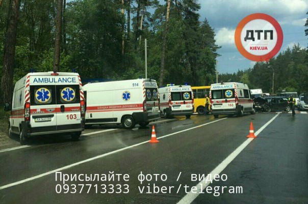 В Киеве «Ауди» на скорости протаранил маршрутку с людьми на пешеходном переходе — 10 жертв