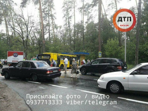 В Киеве «Ауди» на скорости протаранил маршрутку с людьми на пешеходном переходе — 10 жертв