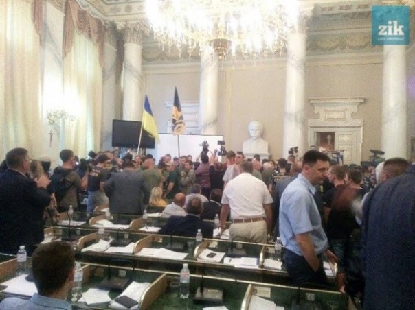 Нациозабоченные ворвались во Львовский облсовет, бросали дымовые шашки и выкрикивали националистические лозунги.