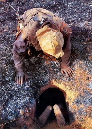 Поймать питона на живца: опасная забава для настоящих африканских мужчин