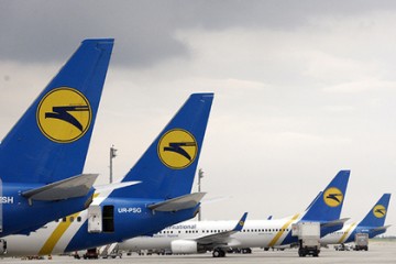 Самолет крупнейшей украинской авиакомпании приземлился в незастывший бетон