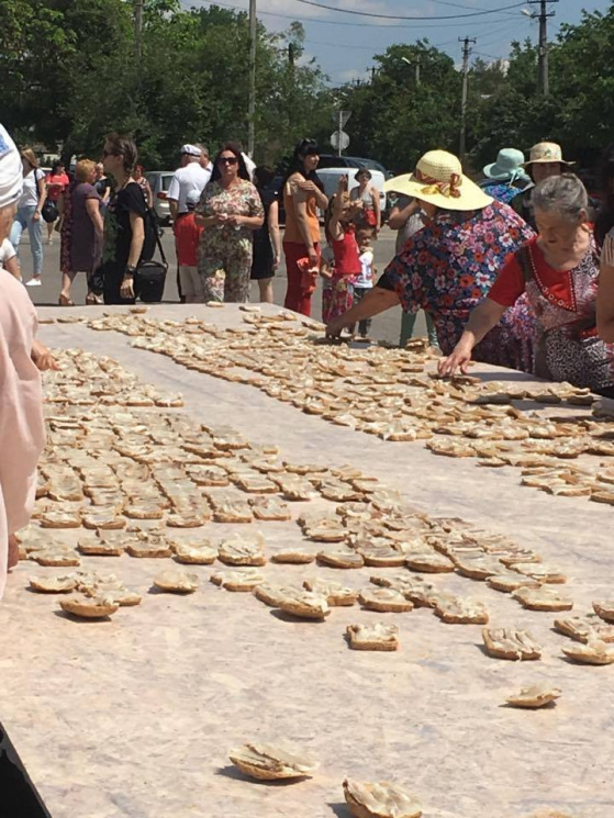 Пэрэмога: В Херсонской области выложили гигантский трезуб из сала, весом 200 кг Пэрэмога: В Херсонской области выложили гигантский трезуб из сала, весом 200 кг